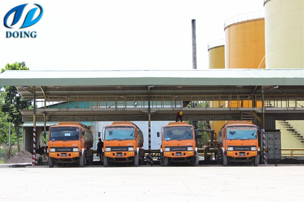 crude palm oil is pumped into trucks