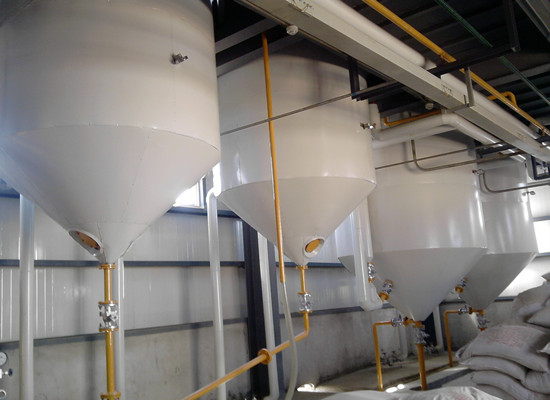 Semi-continuous edible oil refinery